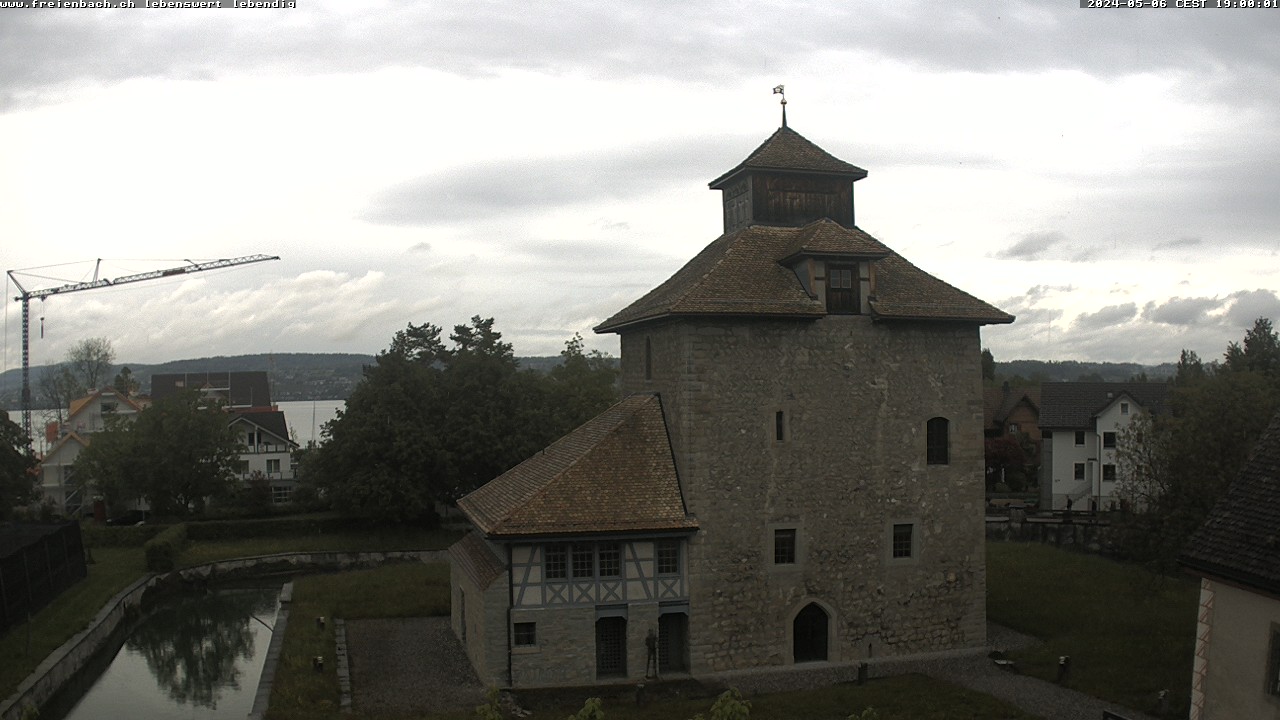 Live-Kamera rechts mit Standort Gemeindehaus Schloss und Blick auf den Schlossturm.
