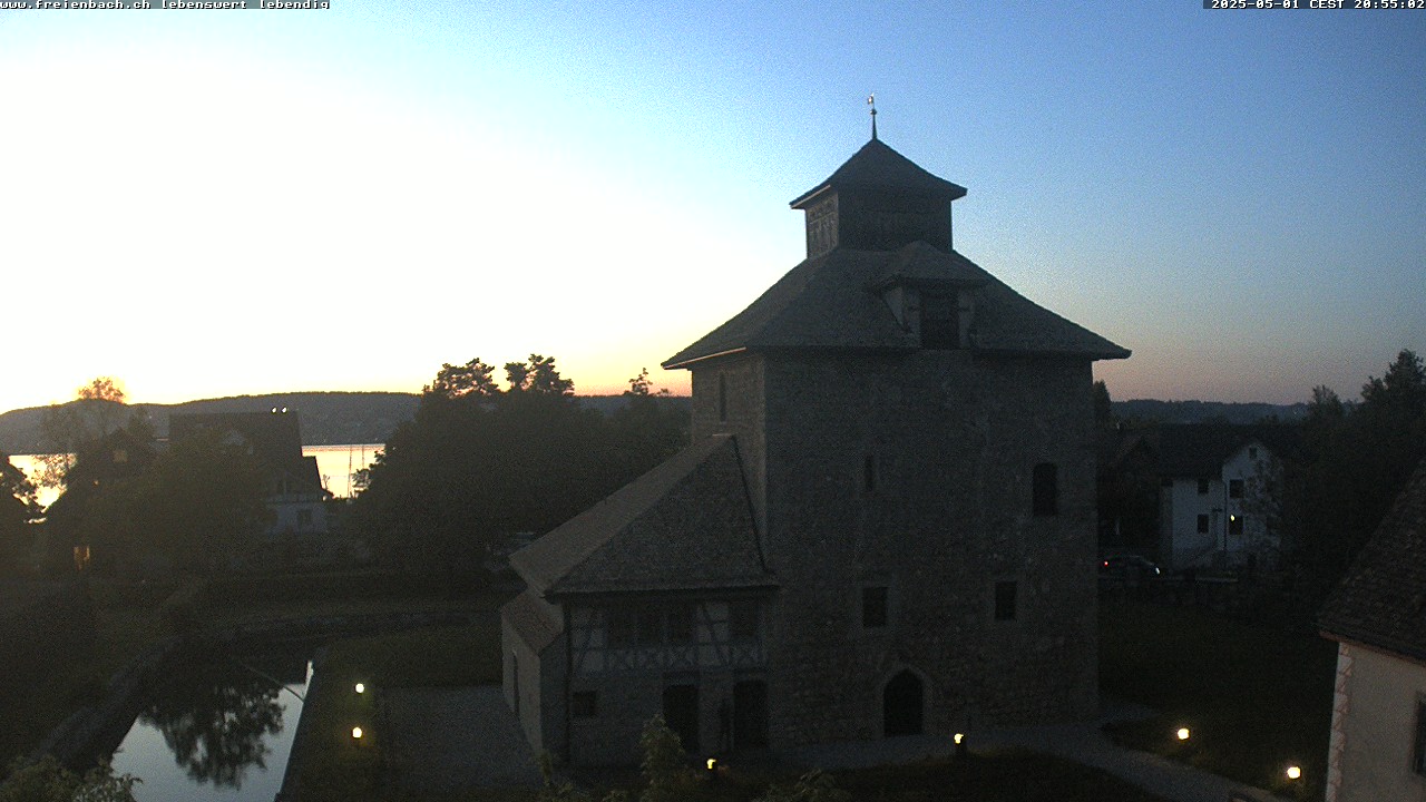 Live-Kamera rechts mit Standort Gemeindehaus Schloss und Blick auf den Schlossturm.